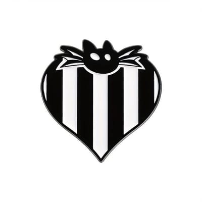 Metalen Pin – Zwart-Wit Hart met Vleermuis | Gothic, Cute & Perfectly Spooky