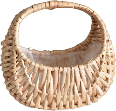 Daity Een handgemaakte - geweven rotan bloemenmand - een kleine - halfronde mand met handvat en plastic voering. Geschikt voor bruidsmeisjes - snoepgoed en als woondecoratie. Afmetingen: 17 -4 x 16 -4 x 11 cm (lichtbruin).