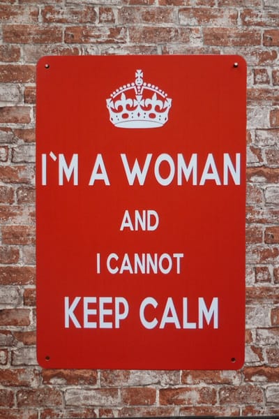 Wandbord – I am a woman - Metalen wandbord - Mancave - Mancave decoratie - Metal sign - Tekst bord - Bar decoratie - Retro - Decoratie - Metalen borden - Wand Decoratie - Metalen bord - 20 x 30 cm