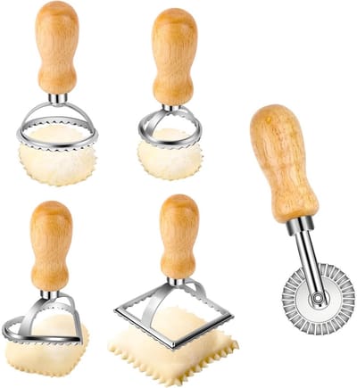 longziming -Ravioli Vormer Set – 5-delig Pasta Maker Set met Deegsnijder en Houten Handgreep – Ronde Vorm met Gekartelde Rand – Ideaal voor Ravioli, Dumplings en Pasteitjes – Keukenaccessoire voor Zelfgemaakte Pasta