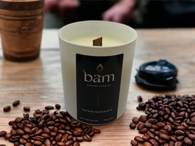 BAM Coffee Macchiato Geurkaars – Koffie Kaars met Houten Wiek – Geurkaars van Zonnebloemwas – Vegan Kaars – Handgemaakt in België