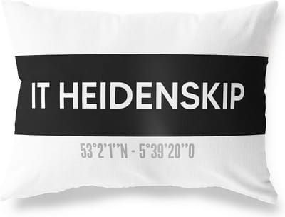 Tuinkussen IT HEIDENSKIP - FRIESLAND met coördinaten - Buitenkussen - Bootkussen - Weerbestendig - Jouw Plaats - Studio216 - Modern - Zwart-Wit - 50x30cm