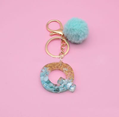 Letter Sleutelhanger A-Z – Luxe Initialen Sleutelhanger met Pompon & Kwastje – Tashanger voor Dames & Meisjes – Accessoire voor Sleutelbos, Handtas, Rugzak & Autosleutel – Persoonlijk Cadeau voor Vrouw, Moeder, Dochter & Vriendin
