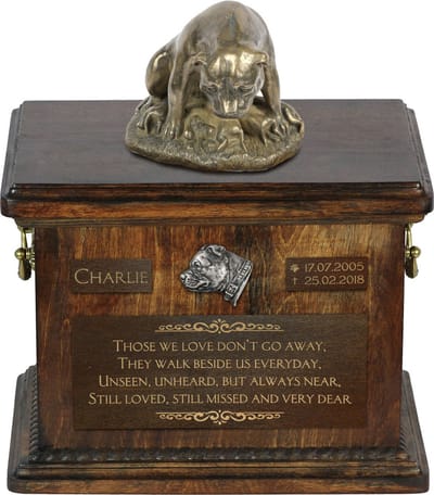 Persoonlijke urn hond voor Staffordshire Bull Terrier met beeldje en as.