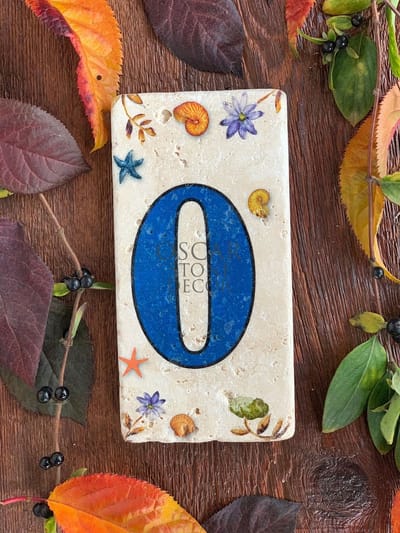 MAK40 - Huisnummer 0 – Blauw – Handgemaakt Natuursteen met Schelpen, Zeester & Bloemen – 15x7,5x1.5 cm – Wanddecoratie – Weerbestendig