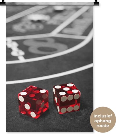 Wandkleed Rood zwart wit - Een zwart-wit foto van een pokertafel met rode dobbelstenen Wandkleed katoen 60x90 cm - Wandtapijt met foto