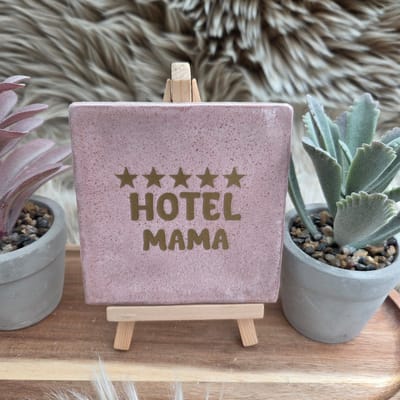 Robuust wenstegeltje – Hotel Mama – Grappig Cadeau & Decoratie – Hip trendy tegeltje – Tegeltje met Spreuk – Origineel cadeau – Wanddecoratie – Cadeau voor Nieuwe Woning, Housewarming of Gezinscadeau – Sfeervol en Persoonlijk - Vriend(in)