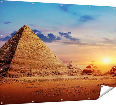 Gards Tuinposter Egyptische Piramides in de Woestijn - 160x120 cm - Tuindoek - Tuindecoratie - Wanddecoratie buiten - Tuinschilderij