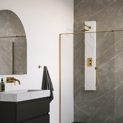 Brauer Gold Edition thermostatisch douchepaneel 2-weg omstelling calacatta gold SET 01 met 20 cm douchekop en gebogen muurarm en staaf handdouche en wandaansluitbocht en doucheslang goud geborsteld PVD