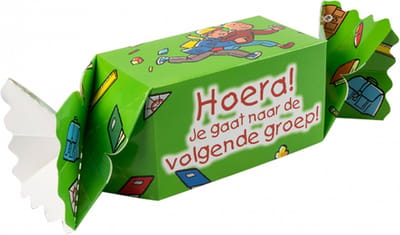 Snoeptoffee - Hoera! Je gaat naar de volgende groep! - Gevuld met Drop - In cadeauverpakking met gekleurd lint