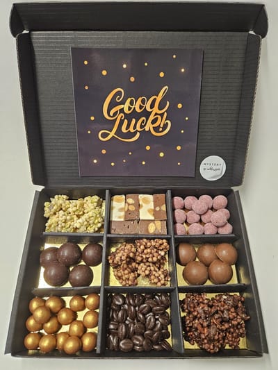 Luxe Belgische chocolade proeverij pakket - 9 soorten kwaliteits chocolade | Mystery Card 'Good Luck' met persoonlijke (video)boodschap | Kadopakket | Chocoladepakket | Brievenbuspakket