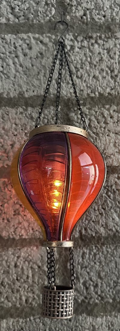 Decoratieve solarlamp luchtballon " met flame LED " - rood+geel+paars verticaal - kunststof - hangend model - hoogte 37 x dia 11 cm - Tuindecoratie - Tuinverlichting