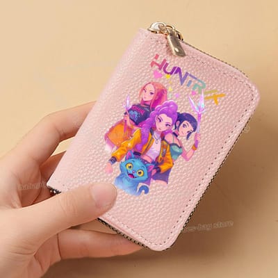 Perfect KPop Demon Hunters Dames Korte Portemonnees PU Leer Creditcardhouder Meerdere Sleuven Kleine Portemonnees met Rits Dames Clutch Portemonnee pink