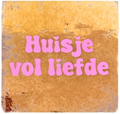 Snoes Spreuktegel – Huisje vol liefde – Glanzend Goud met Roze – Inclusief Plakhaakje – Handgemaakt Spaans Keramiek 10x10 cm – Cadeau Samenwonen – Luxe Housewarming Kado