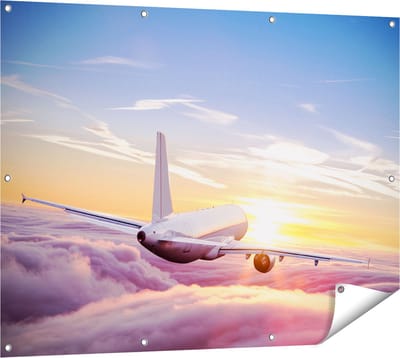 Gards Tuinposter Vliegtuig in de Wolken bij Zonsondergang - 120x90 cm - Tuindoek - Tuindecoratie - Wanddecoratie buiten - Tuinschilderij