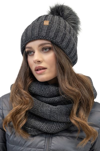 Vivisence Dames Winter Muts En Colsjaal Set - Met Pompon Van Imitatiebont En Zachte Fleecevoering In De Muts - Elastische Pasvorm Met Minder Statisch Haar - Comfort En Warmte Voor Koude Dagen - Zwartgrijs