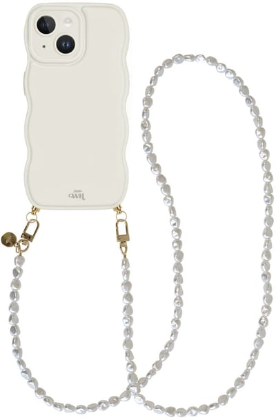 xoxo Wildhearts Glossy Wavy Cord Case Beige - Geschikt voor iPhone 14 - Pearlfection - Lang koord - Glimmend telefoonhoesje met golven - Hoesje met koord - Parelketting - lang telefoonkoord - Beige / Crème hoesje - Lange variant koord