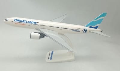 Schaalmodel vliegtuig EuroAtlantic Boeing 777-200ER schaal 1:200 lengte 31,81cm