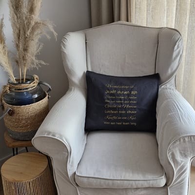 Kussen sierkussen met tekst bedrukt cadeau vriendin | vriendschap is | zwart met opdruk goud met vulling | 50x50 cm | cadeau iets anders dan tekstbord of tegel