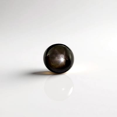 Cavill - Zwarte Ster Saffier Edelsteen - 0,9 ct Ronde Cabochon - Mystiek Zwart - Uniek Sterren-Effect - Edelstenen uit Thailand