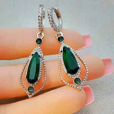 Huitan Prachtige Bruidsoorbellen voor Bruiloft Witte/Groene Zirkonia Sierlijke Dames Hangende Oorbellen Feestcadeau Mode Sieraden beige