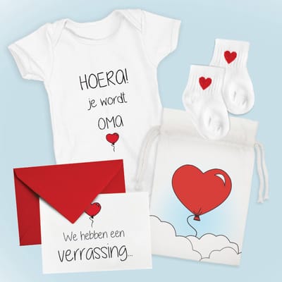 Hospitrix Cadeaupakket Baby Rompertje met Tekst Hoera! Je wordt oma met rompertje, baby sokjes en kaart in een luxe cadeauzakje | Cadeau aanstande oma| Bekendmaking | Aankondiging |