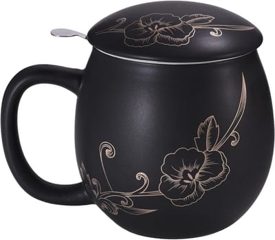 Ceramische Mok met Deksel en RVS Zeef, Mat Zwart Ontwerp met Gouden Bloem, Ideaal voor Thee en Cadeaus voor Theeliefhebbers