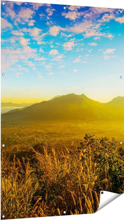 Gards Tuinposter Bergen met Mist in Thailand - 100x150 cm - Tuindoek - Tuindecoratie - Wanddecoratie buiten - Tuinschilderij