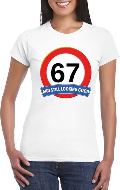 Verjaardag cadeau shirt - 67 jaar and still looking good t-shirt - wit - dames S