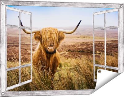 Gards Tuinposter Doorkijk Schotse Hooglander Koe in het Veld - 90x60 cm - Tuindoek - Tuindecoratie - Wanddecoratie buiten - Tuinschilderij