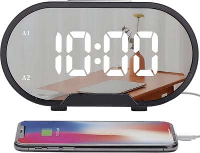 Digitale wekker met gespiegelde led-display en USB-laderpoorten voor slaapkamer en kantoor