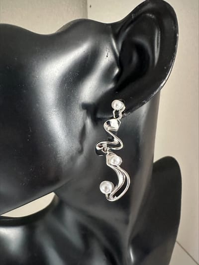 Zilverkleurige spiraal oorstekers met nep parel | Make up | Parfum | Moederdag | Verjaardagscadeau| Cadeautje| Valentijnsdag| Kado | sieraden | vaderdag | oorbellen | oorsieraden