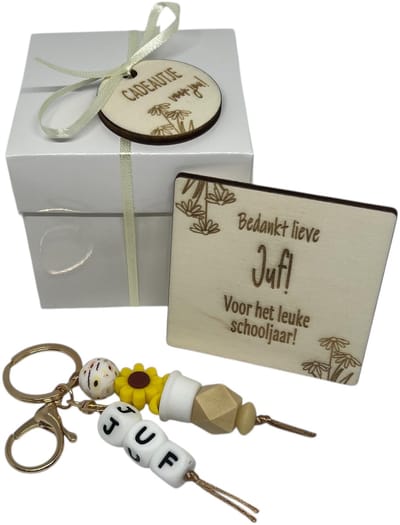 Sleutelhanger en kaartje JUF | BEIGE | cadeaudoosje | jij bent de liefste | liefste juf | topjuf | einde schooljaar | juffen | meester | cadeau