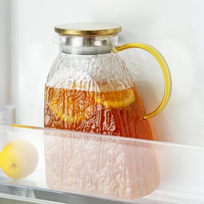 Dailygoods- Waterkan 1,8L - Glazen Kan met Deksel - Koelkastvriendelijk - Minimalistisch Design - Ruimtebesparend - Geschikt voor Warm/Koud Dranken - Karaf