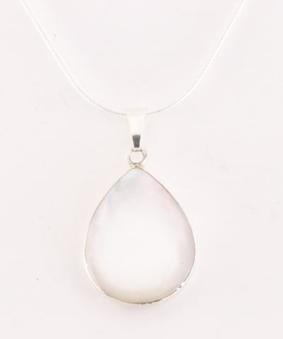Druppelvormige zilveren hanger met parelmoer aan ketting