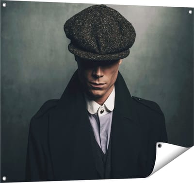 Gards Tuinposter Engelse Gangster met een Pet uit Jaren 1920 - 100x80 cm - Tuindoek - Tuindecoratie - Wanddecoratie buiten - Tuinschilderij