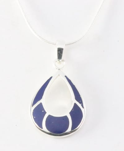 Opengewerkte druppelvormige zilveren hanger met lapis lazuli aan ketting