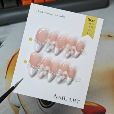 3D Bloem en Waterrimpels Nageldecoratie Wit en Naturel Kleur Franse Handgemaakte Nagels 100% Handgemaakt Press On Nagels Amandel 10 Stuks Kunstnagel Tips Herbruikbaar XS