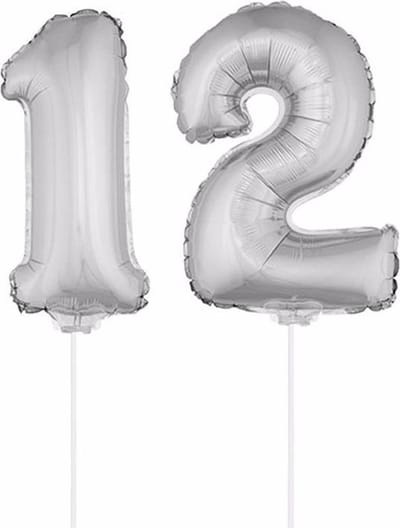 12 jaar leeftijd feestartikelen - versiering cijfers - ballonnen op stokje - van 41 cm - Combi van cijfer 12 - in het zilver
