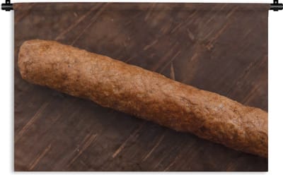 Wandkleed Frikandel - Een heerlijke frikandel op een houten achtergrond Wandkleed katoen 60x40 cm - Wandtapijt met foto