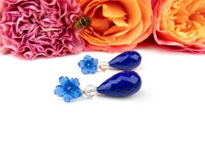 oorringen in wit goud gezet met bloem in blauwe agaat en lapis lazuli druppel gefacetteerd
