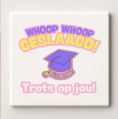 Geslaagd Tegel “Whoop Whoop Geslaagd! Trots op Jou” 15x15 cm – Kleurrijke Keramische Cadeautegel voor Studenten en Diploma Viering