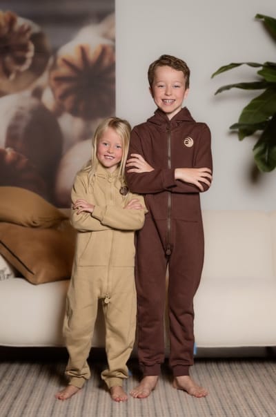 Knuffle Jogging Onesie voor Kinderen | Linda: "De allerbeste Onesie ooit gemaakt, geeft ieder kind een heerlijk ontspannen gevoel!" | Knuffle is eigentijds Nederlands merk | Handgemaakt in Portugal | Loungewear | Dit is kleur Beige - maat 134/140