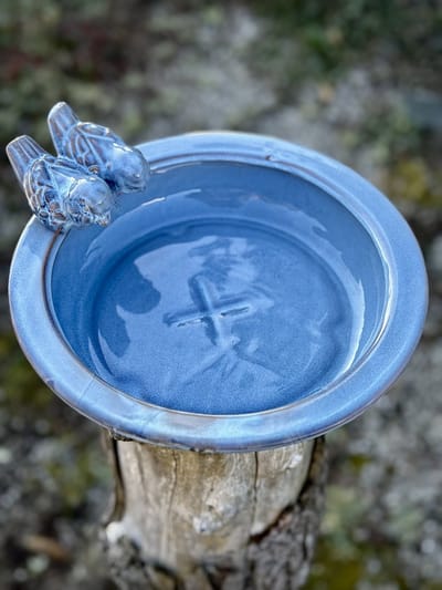 Vogel voeder- en drinkschaal Pien M Blauw 10 cm hoog - keramiek - hoogkwalitatief- decoratiefiguur - exterieur - accessoire - voor de tuin - voor buiten - cadeau - geschenk - Kerst - Nieuwjaar - tuinbeeld