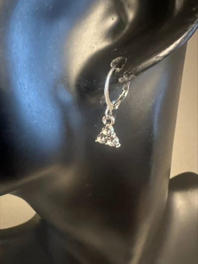 Ziverkleurige ringetjes met 3 hoek strass steentjes | Make up | Parfum | Moederdag | Verjaardagscadeau| Cadeautje| Valentijnsdag| Kado | sieraden | vaderdag | oorbellen | oorsieraden