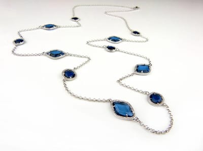 Zilveren halssnoer halsketting collier Model Pret a Porter gezet met blauwe stenen