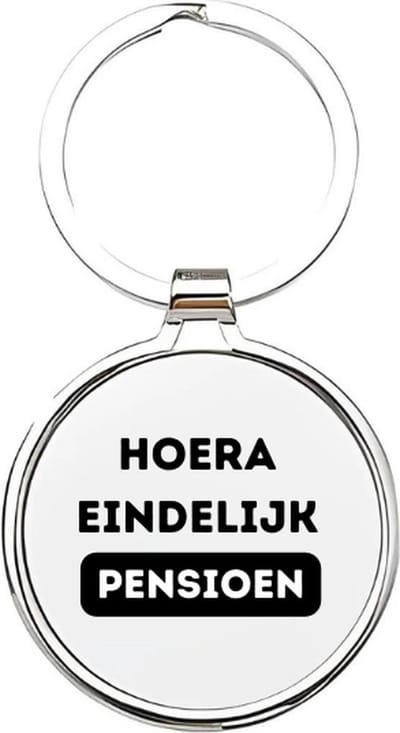 Akyol - hoera eindelijk pensioen Sleutelhanger - Pensioen - gepensioneerde - met pensioen gaan - stoppen met werken - geniet van je pensioen - afscheidscadeau - cadeau voor iemand die met pensioen gaat - 4 x 7,5 CM