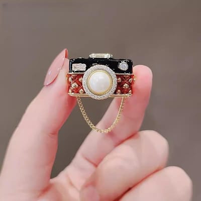 Elegante Dames Heren Mode Parel Camera Kristallen Kettingen Broche Verfijnd Dame Delicaat Ontwerp Geruite Badges Accessoires Cadeau brown