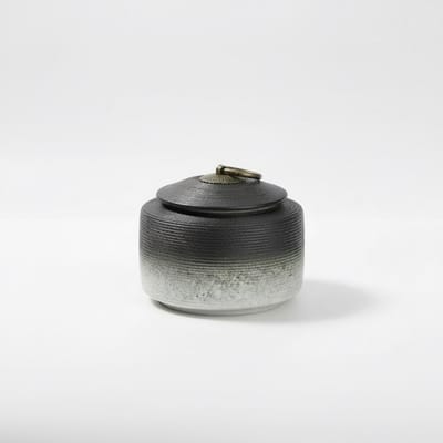 Artic Sakura Urn – 350 ml / 0.35 Liter – Zwart & Wit – Hoogwaardig Keramiek – Mini-urnen – Urnen Volwassenen – Urn Hond Overleden – Handgemaakt – Hondenurn – Kattenurn – As Urn – Urn Kat – Urn Hond – Urn Voor Dieren – Urne – Urn Voor As Mens