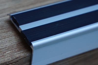 ALUMINIUM ANTISLIP TRAPPROFIEL ZILVER A37 X 36x 20 x 90cm x (set van 15 stuks)MET DOUBLE RUBBER